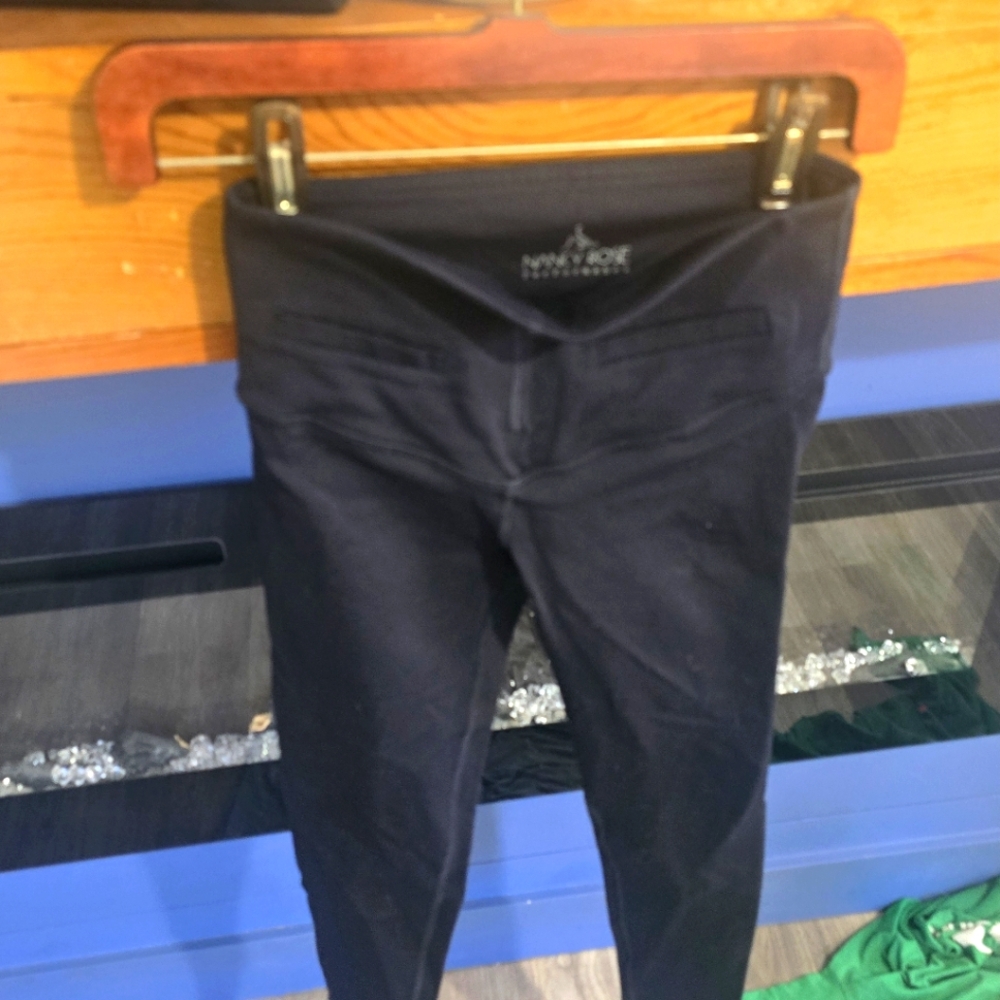 Gently worn Nacy Rose performance leggings capri length mid rise